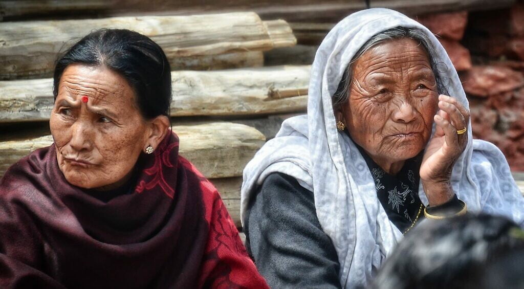 Oudere dames bij tempel
