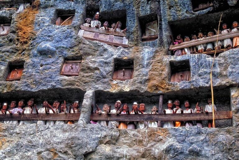 Bizarre begrafenisrituelen in Tana Toraja