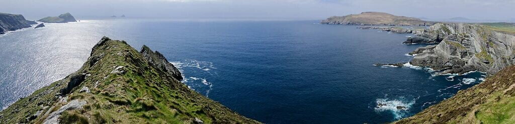 Kerry Cliffs met in de verte de Skellig Islands