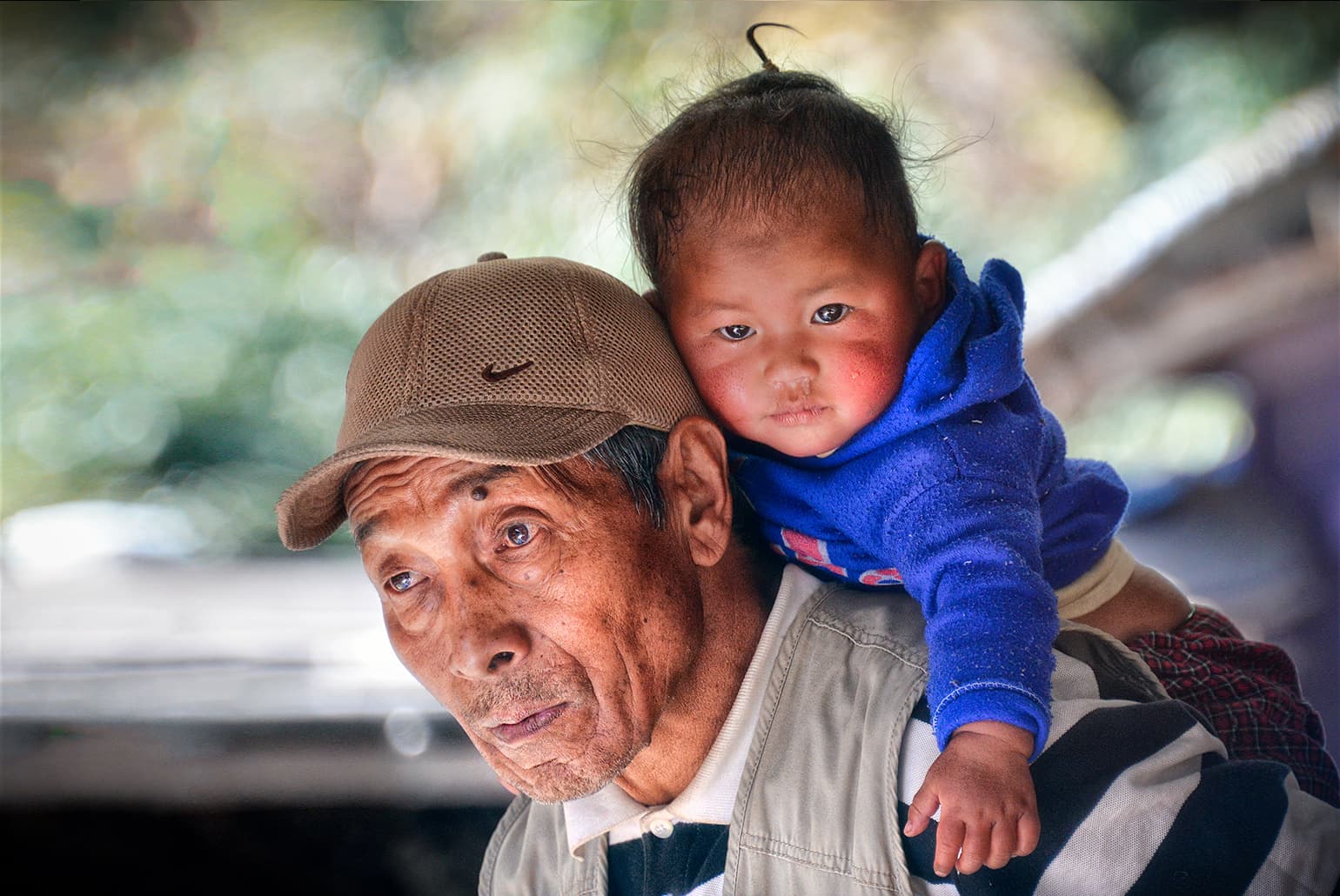 Grootvader met kleinkind in Nepal