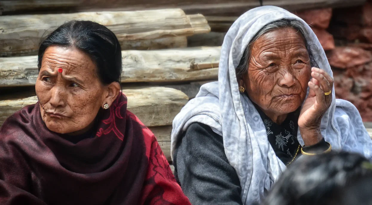 Oudere dames bij tempel