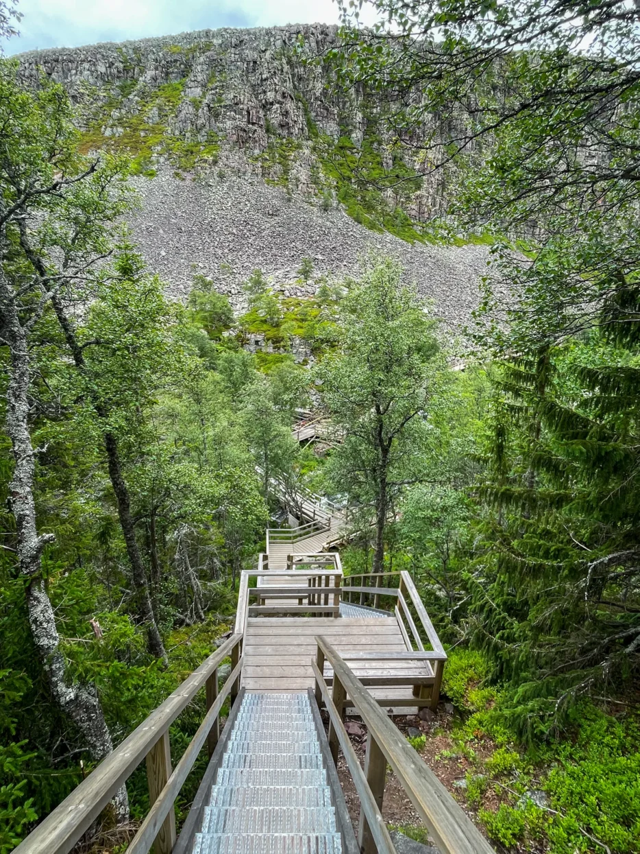 Afdaling Njupeskär canyon